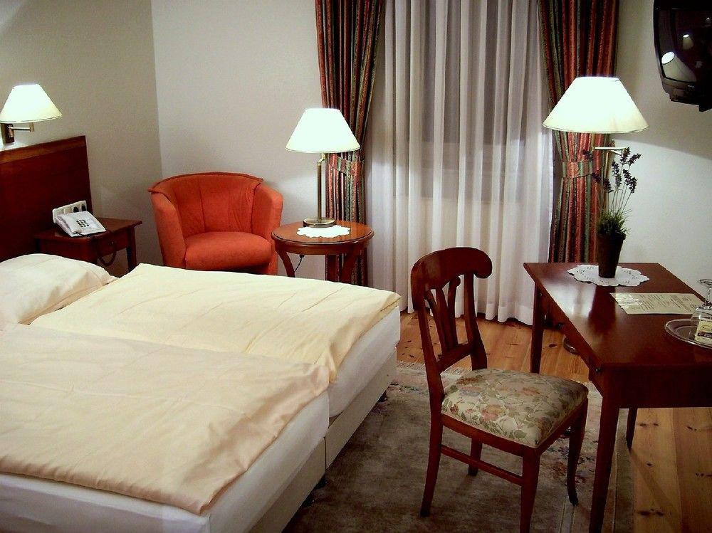 Hotel Garni Schlossgarten Neustrelitz Ngoại thất bức ảnh