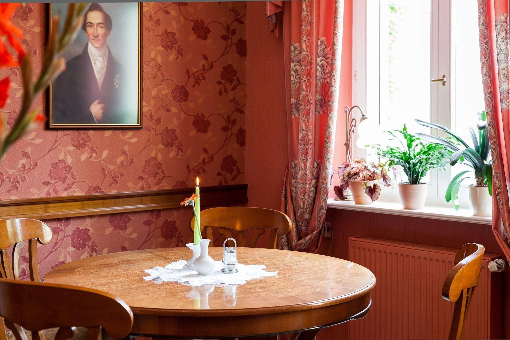 Hotel Garni Schlossgarten Neustrelitz Ngoại thất bức ảnh